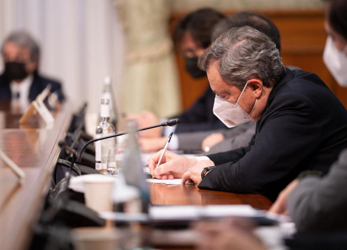 Governo, Draghi avvisa i ministri: “Dal 5 gennaio stop lavoro per i No Vax”