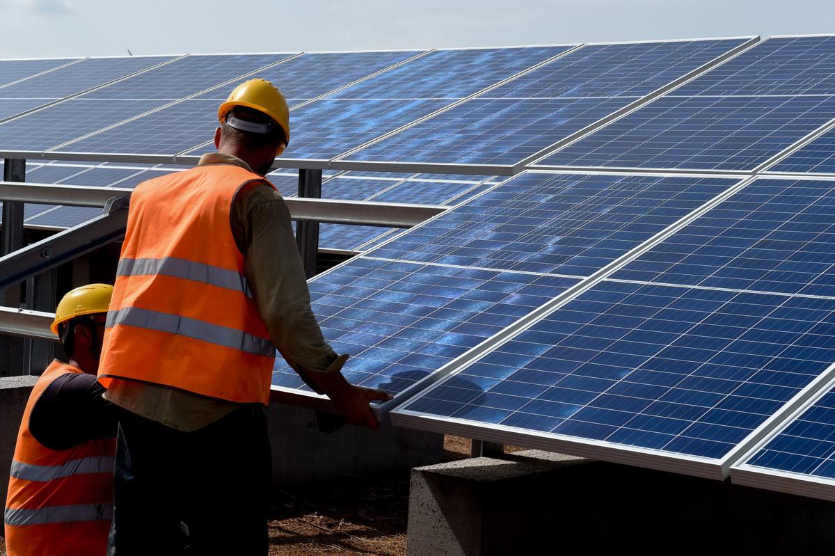 Solare anti caro-bolletta energetica: basta un pannello su 1/3 degli uffici Solare anti caro-bolletta energetica: basta un pannello su 1/3 degli uffici