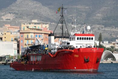Migranti, Sea Watch approda a Pozzallo con 440 persone: tanti bimbi ustionati