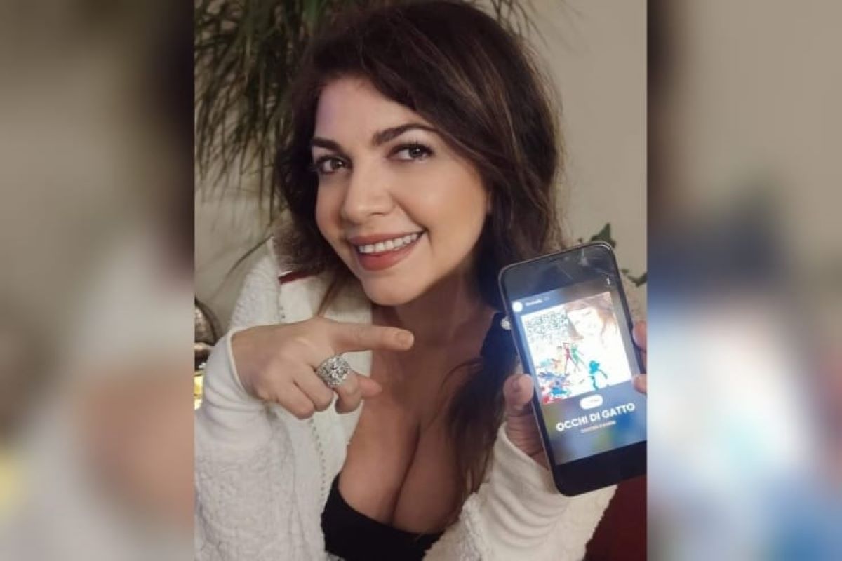 Cristina D’Avena festeggia “Occhi di gatto”, certificata disco d’oro Cristina D’Avena festeggia “Occhi di gatto”, certificata disco d’oro