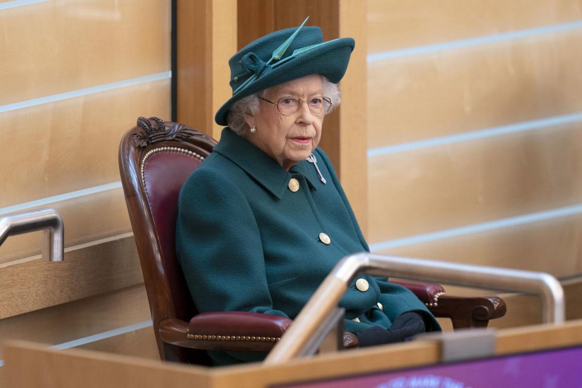 Morte Lady Diana, la Regina Elisabetta non voleva Elton John al funerale Morte Lady Diana, la Regina Elisabetta non voleva Elton John al funerale