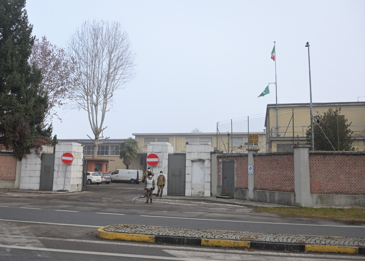 Gallarate, drive through tamponi aperto in ex deposito Aeronautica militare
