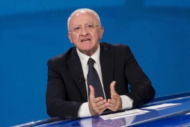 Scuola, Vincenzo De Luca: “Bambini non vaccinati in dad? E’ discriminatorio”