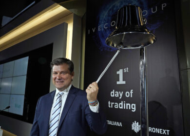 Borsa, Iveco floppa al debutto ma Piazza Affari sorride: Omicron fa meno paura