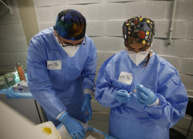 Vaccino obbligatorio per tutti. “Insufficiente solo nei luoghi di lavoro”