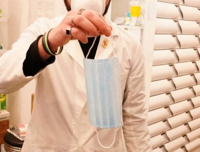 Covid, arriva la mascherina che cambia colore quando non filtra più bene