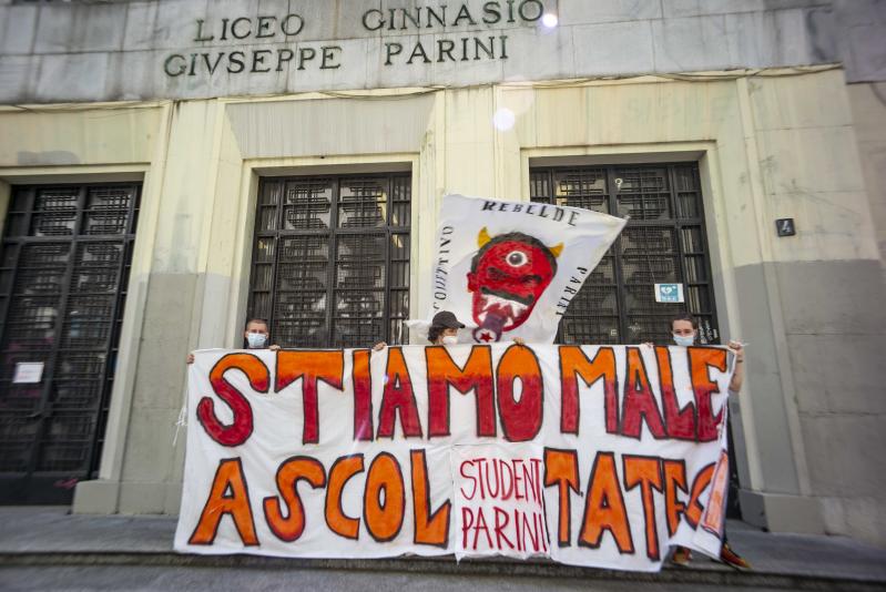 Rientro a scuola il 10 gennaio? Il caos politico che agita studenti e genitori Rientro a scuola il 10 gennaio? Il caos politico che agita studenti e genitori