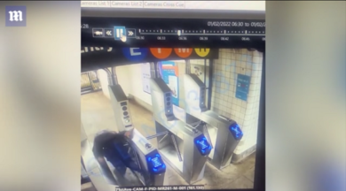 Usa, per non pagare il biglietto della metro inciampa sul tornello e muore