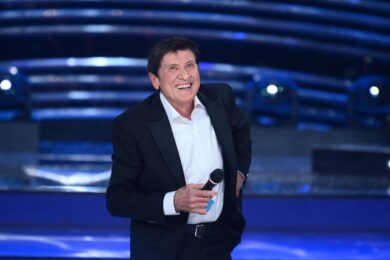 Gianni Morandi, Codacons invia un esposto alla Rai: “canzone non più inedita”