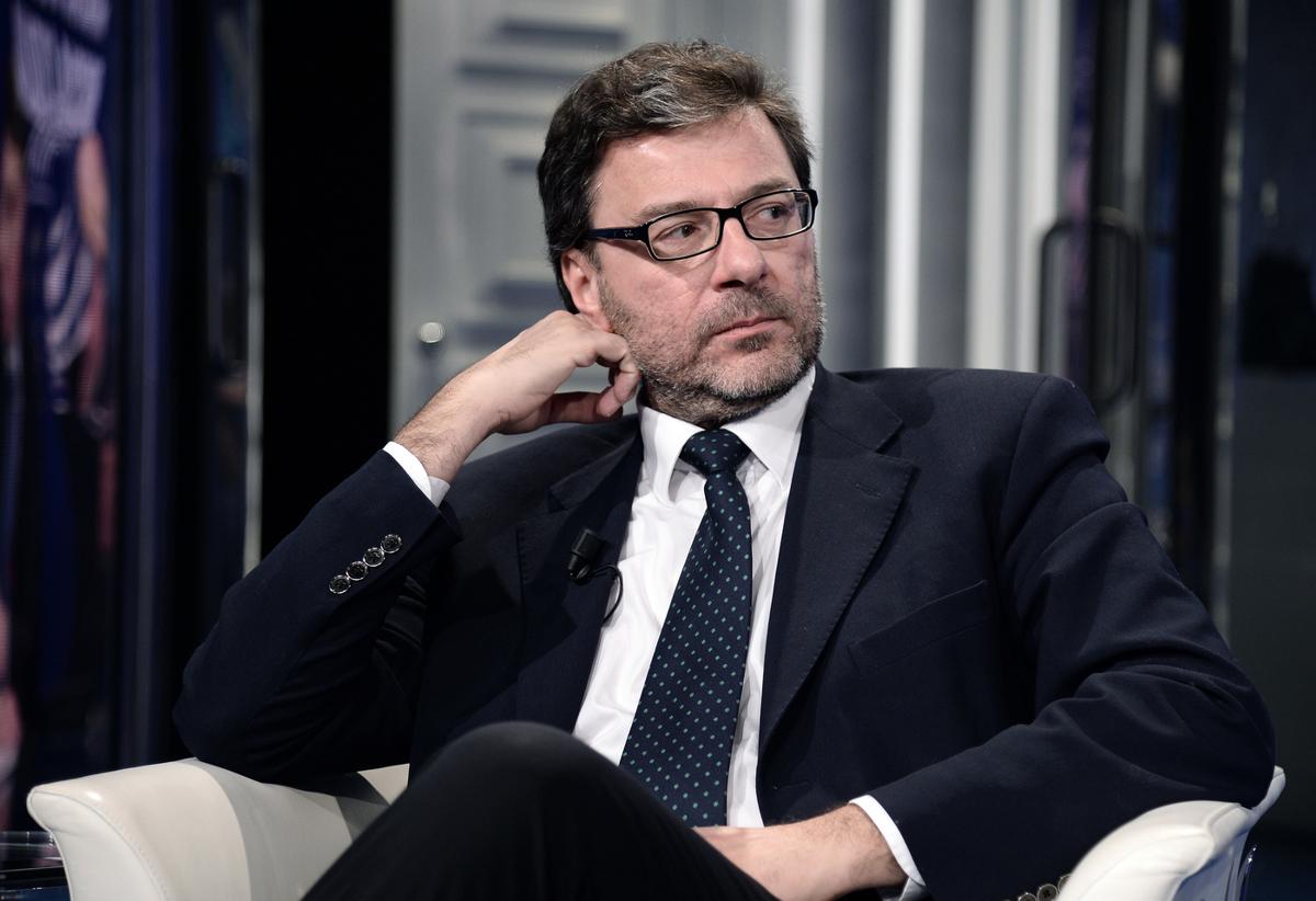 Governo, Giorgetti volta le spalle a Draghi. “Un altro anno così non si può” Governo, Giorgetti volta le spalle a Draghi. “Un altro anno così non si può”