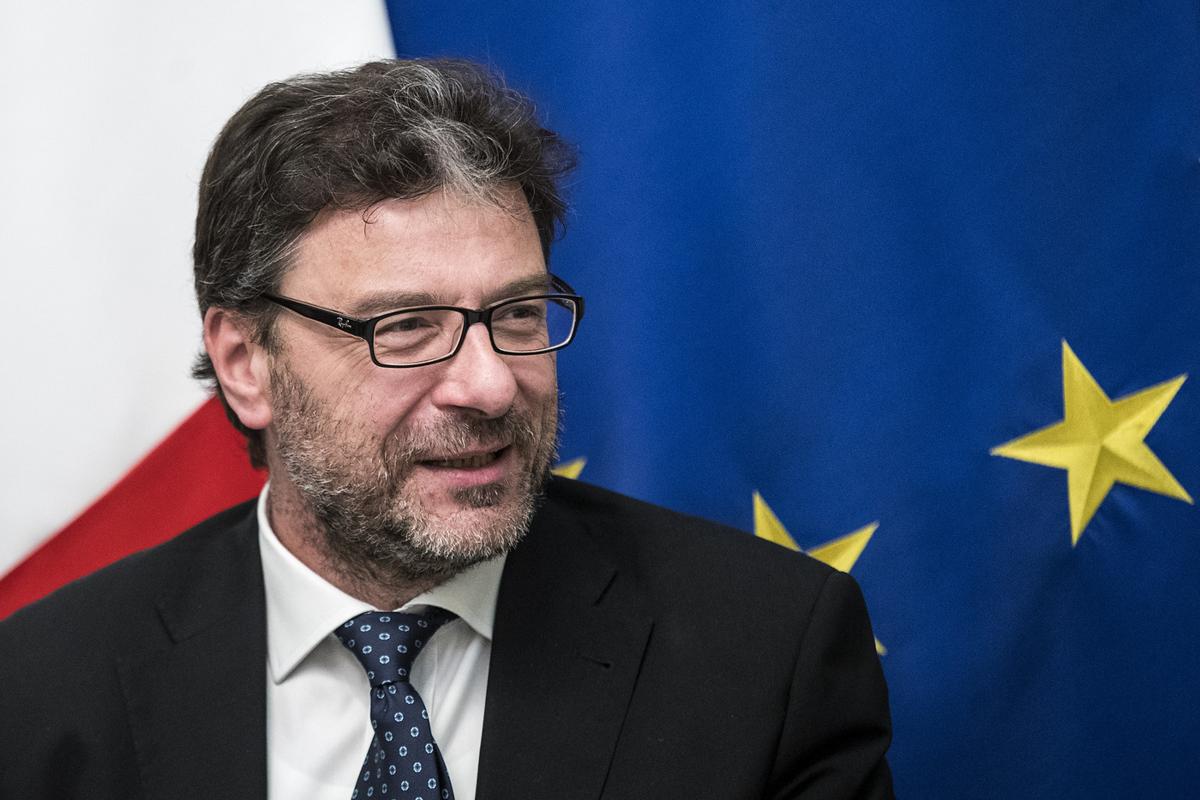 Governo, Giorgetti volta le spalle a Draghi. “Un altro anno così non si può” Governo, Giorgetti volta le spalle a Draghi. “Un altro anno così non si può”