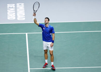 Djokovic, problemi con il visto: bloccato a bordo dell’aereo in Australia