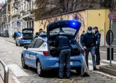 Trento, difende ragazza presa di mira dal branco. Preso a calci e pugni, grave