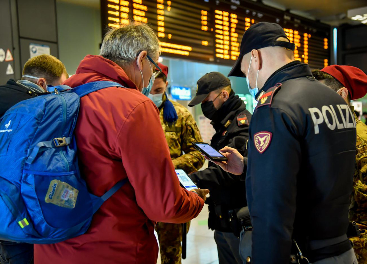 Il fine non è il vaccino ma il Green Pass. Dal modello liberale al cinese Il fine non è il vaccino ma il Green Pass. Dal modello liberale al cinese