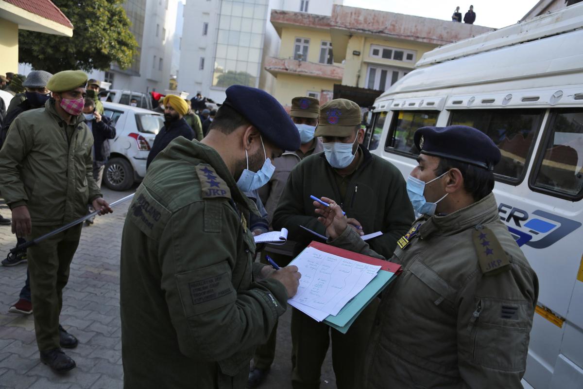 Covid, 125 positivi sul volo Italia-India: 13 scappano dalla quarantena Covid, 125 positivi sul volo Italia-India: 13 scappano dalla quarantena