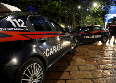 Giovane con problemi psichiatrici accoltella i genitori alla gola