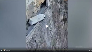 Camion sull’orlo del precipizio: in bilico a 100 metri di altezza. VIDEO