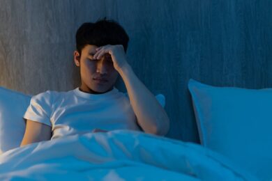 Variante Omicron, strani sintomi notturni: sudorazione e paralisi del sonno