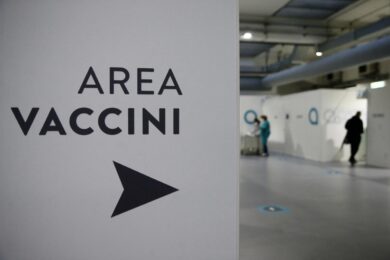 Vaccini, Amati: “Denunciato uomo: voleva corrompere infermieri per finta dose”