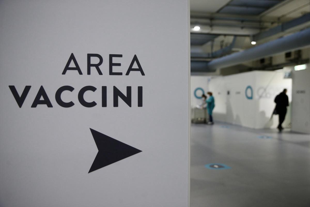 Vaccini, Amati: “Denunciato uomo: voleva corrompere infermieri per finta dose” Vaccini, Amati: “Denunciato uomo: voleva corrompere infermieri per finta dose”