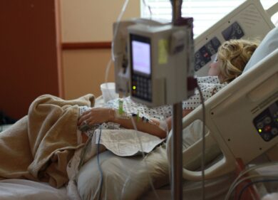 Covid, muoiono più No Vax e vaccinati con 2 dosi da oltre 3 mesi. Lo studio