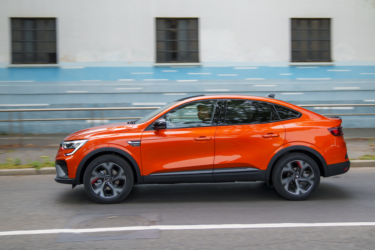 Renault Arkana: un po’ SUV in po’ coupé ma soprattutto ibrida