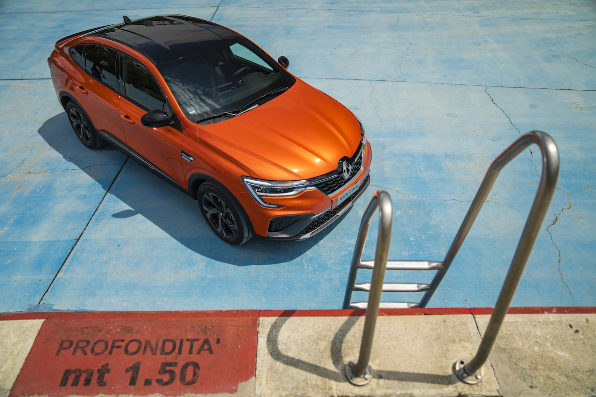 Renault Arkana: un po’ SUV in po’ coupé ma soprattutto ibrida