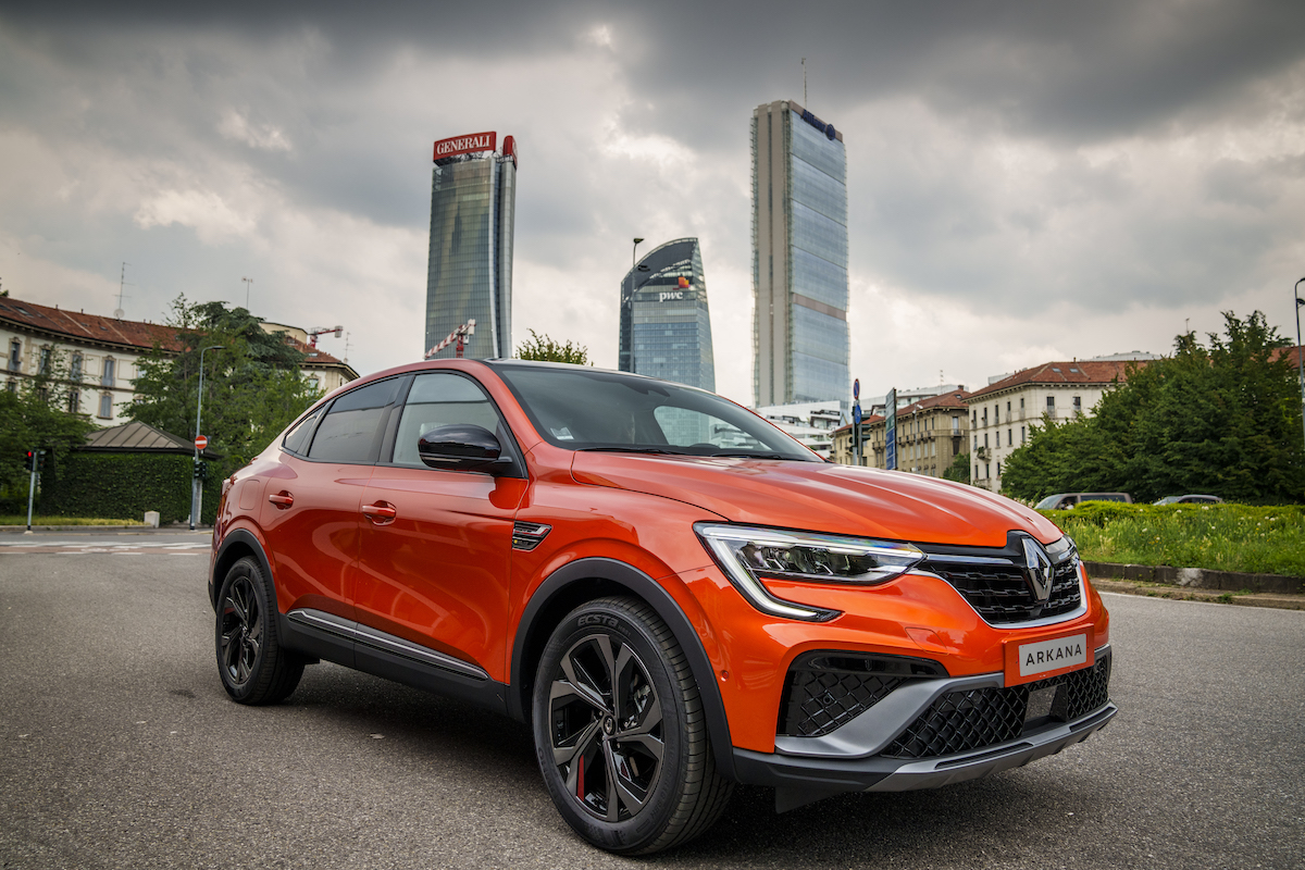 Renault Arkana: un po’ SUV in po’ coupé ma soprattutto ibrida