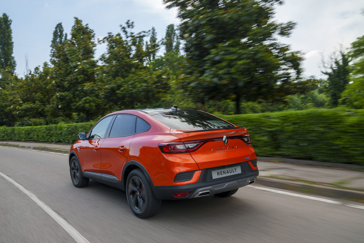 Renault Arkana: un po’ SUV in po’ coupé ma soprattutto ibrida
