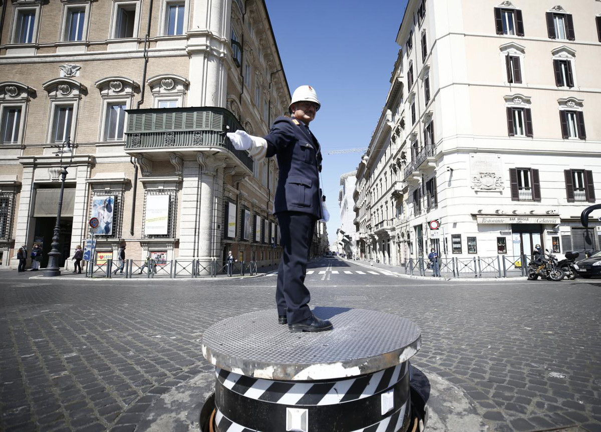 Omicron, il sindaco va a fare il vigile. Comando decimato, tutti in quarantena