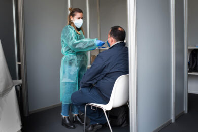 Omicron, Cts: “Tamponi positivi falsi per il Green Pass. Farmacisti corrotti”