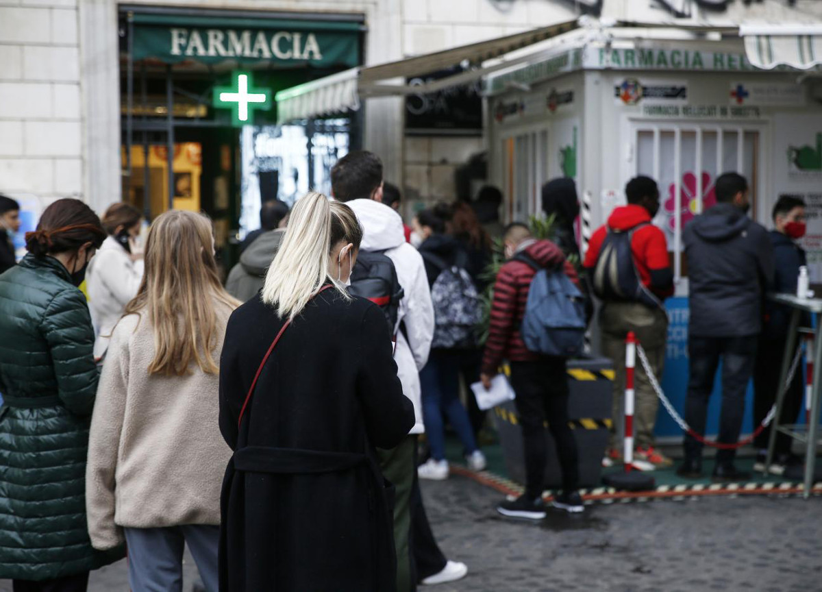 Omicron, Cts: “Tamponi positivi falsi per il Green Pass. Farmacisti corrotti”