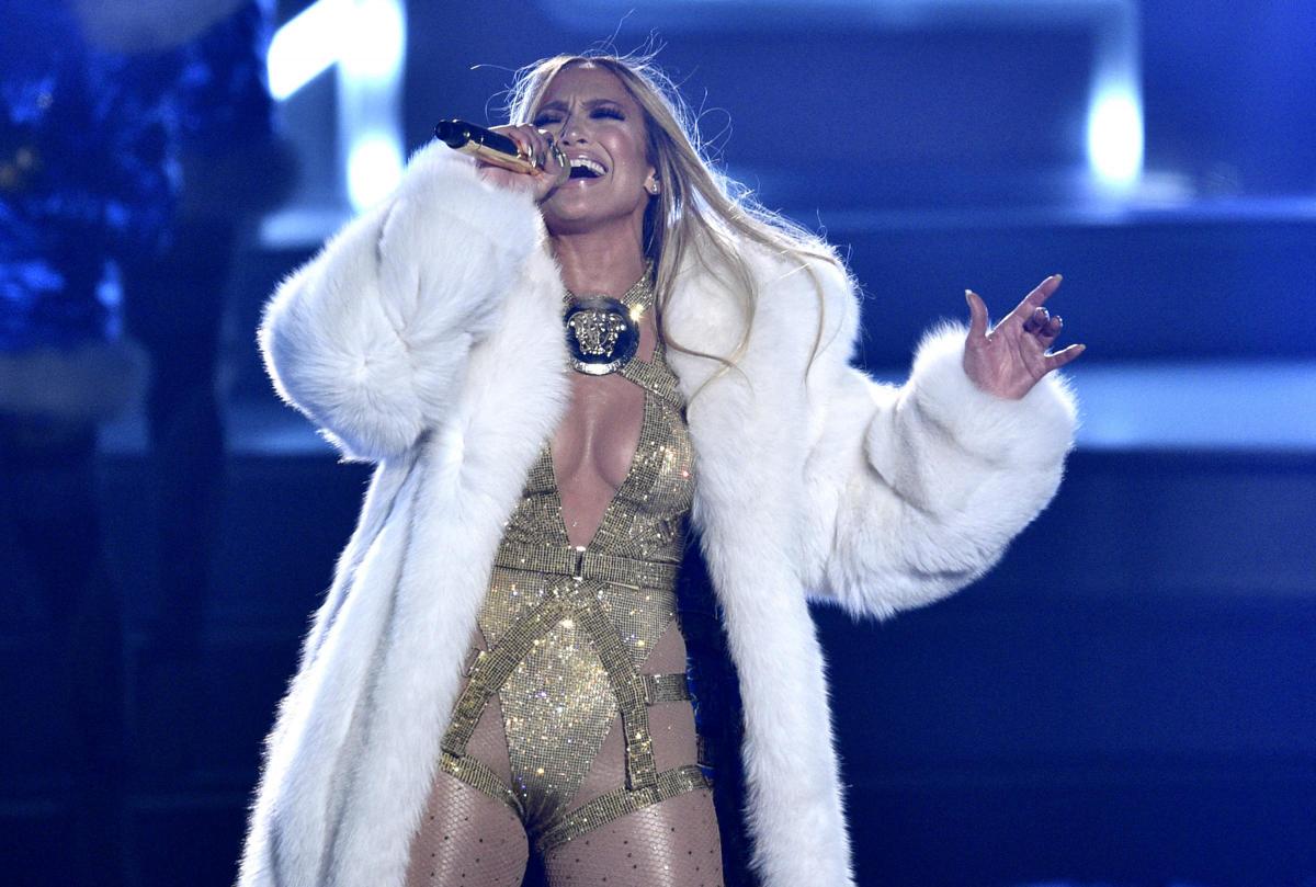 Sanremo 2022, Amadeus corteggia Jennifer Lopez. Giannetta ospite per una sera Sanremo 2022, Amadeus corteggia Jennifer Lopez. Giannetta ospite per una sera