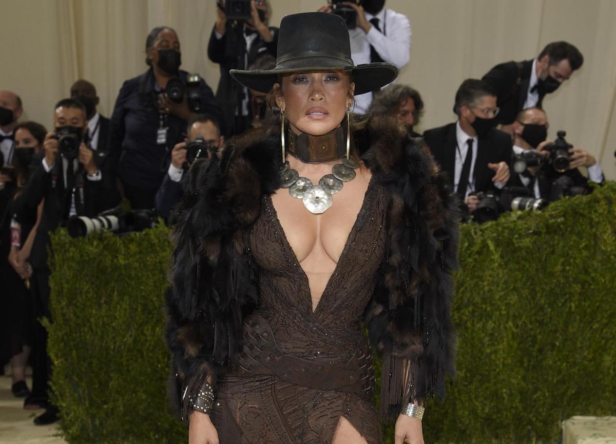 Sanremo 2022, Amadeus corteggia Jennifer Lopez. Giannetta ospite per una sera Sanremo 2022, Amadeus corteggia Jennifer Lopez. Giannetta ospite per una sera