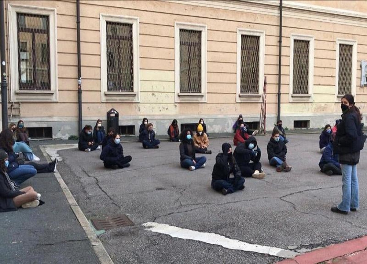 Scuola, occupato il liceo milanese Manzoni Scuola, occupato il liceo milanese Manzoni