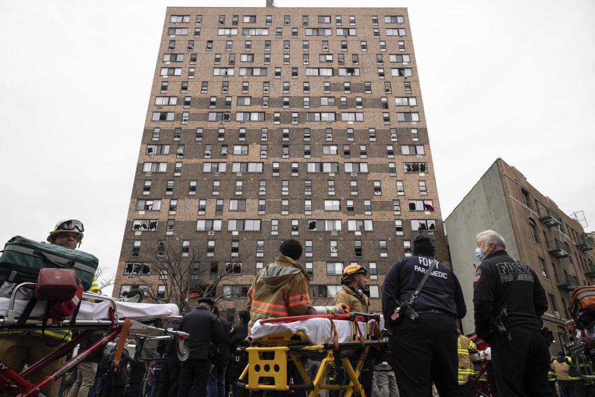 Incendio in un palazzo del Bronx a New York, 19 morti tra cui 9 bambini Incendio in un palazzo del Bronx a New York, 19 morti tra cui 9 bambini