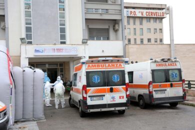 Covid, bollettino contagi da giornaliero a settimanale