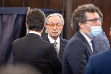 La7, Feltri: “Condom e cure psichiatriche a No-Vax”. Lo show a L’aria che tira