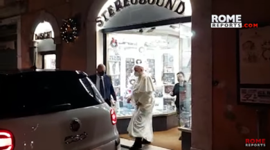 Roma, Papa Francesco visita a sorpresa un negozio di dischi