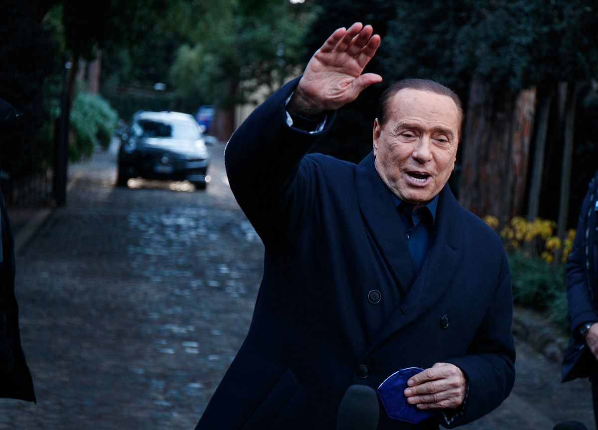 Quirinale, Berlusconi ufficialmente candidato. La locandina: “Forza Seniores” Quirinale, Berlusconi ufficialmente candidato. La locandina: “Forza Seniores”