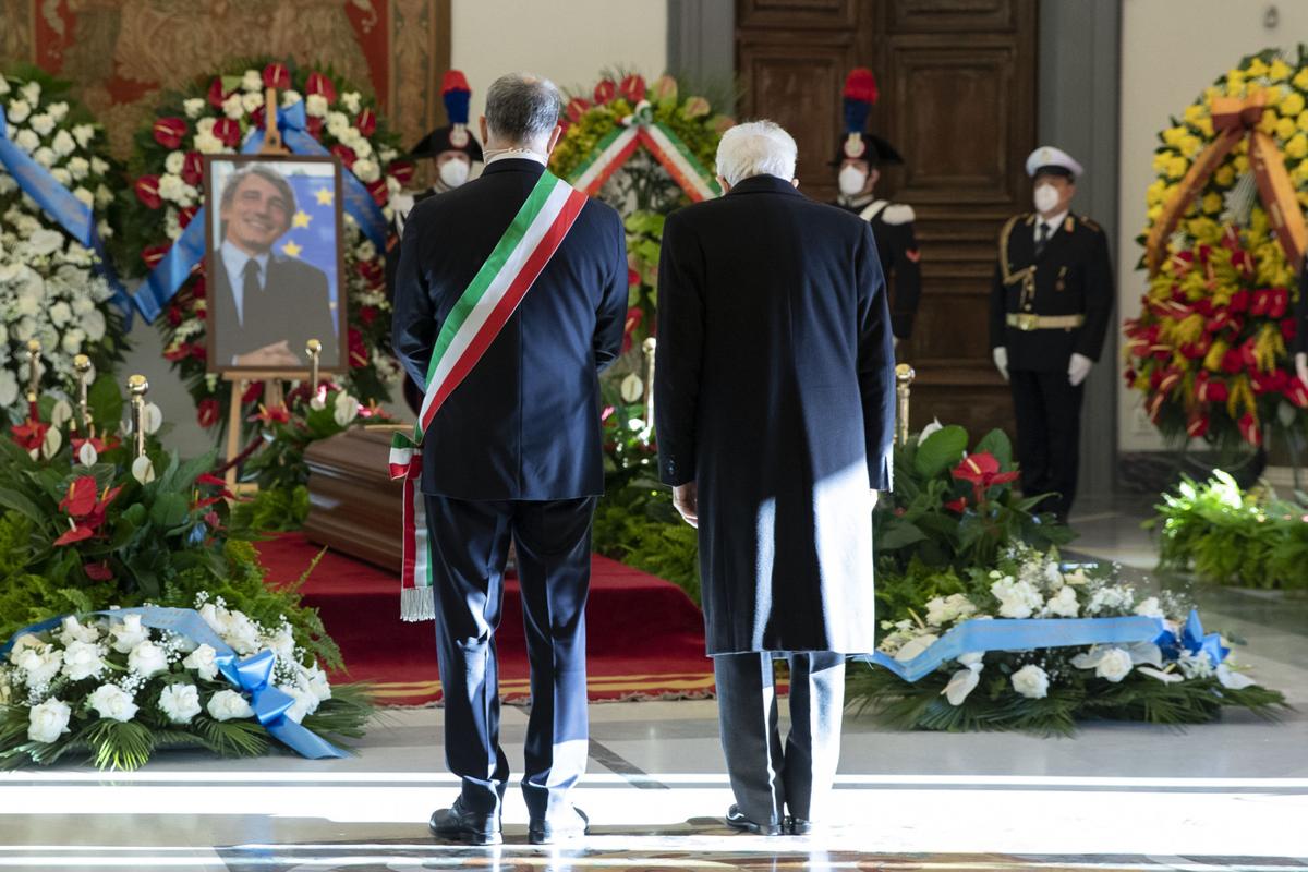 Sassoli, camera ardente in Campidoglio: da Mattarella a Draghi l’ultimo saluto Sassoli, camera ardente in Campidoglio: da Mattarella a Draghi l’ultimo saluto