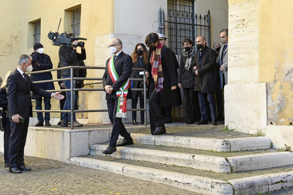 Sassoli, camera ardente in Campidoglio: da Mattarella a Draghi l’ultimo saluto Sassoli, camera ardente in Campidoglio: da Mattarella a Draghi l’ultimo saluto