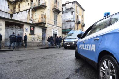 Polizia, arriva la fornitura di Ffp2: sono tutte rosa. Il colore che imbarazza