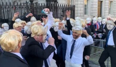 Boris Johnson, party di 100 travestiti da BoJo davanti a Downing Street. VIDEO