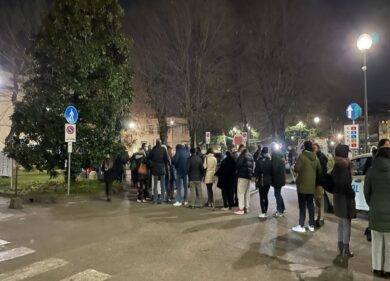 Covid, centinaia in coda per il vaccino ‘by night’ a Sesto San Giovanni