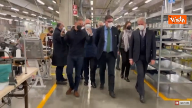 Giorgetti visita l’azienda Corneliani dopo il salvataggio con l’aiuto di Stato