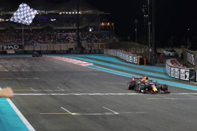 F1: Verstappen vince con un solo giro in testa, la storia si ripete