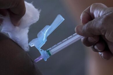 Covid, Lopalco: “Pandemia? Fra un mese può non esserci più”. Ma l’Oms…