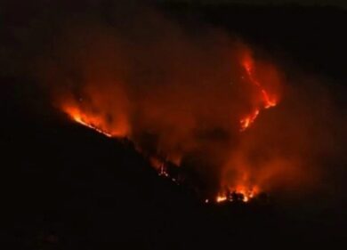 Brescia, l’incendio sul Monte Maddalena si avvicina alle case