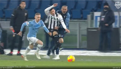 Coppa Italia, Sarri travolto dal calciatore dell’Udinese. VIDEO